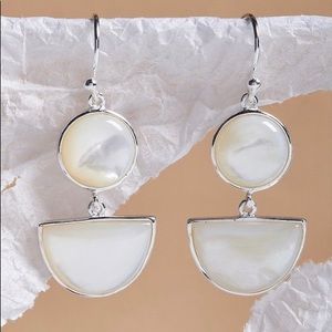 Mother of pearly and silver earrings